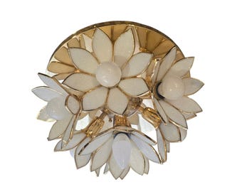Vintage Hollywood Regency Deckenleuchte mit Weißen Glasblättern, Goldmessingrahmen