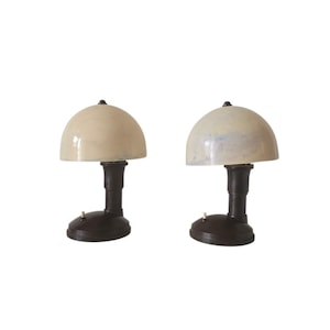 Vintage seltene Bakelit Pilz Tischlampe, Art Deco-Stil, brauner Sockel mit marmoriertem Bakelitschirm Der Preis gilt für eine Lampe