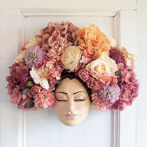 Maschera Primavera. Arredo casa. Arte in casa. Arte fiori di primavera. Maschera arredo casa. Maschera veneziana carta pesta originale.