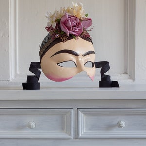 Maschera Frida cera. Frida Khalo maschera. Maschera carta pesta veneziana. Maschera arte fiori. Maschera messicana colorata. Fatto a mano