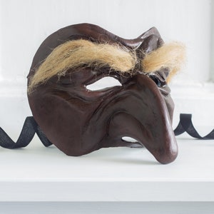 Maschera del Pantalone. Commedia dell'arte. Maschera veneziana carnevale. Maschera fatta a mano carta pesta. Maschera color cuoio e stoppa.