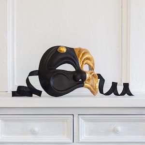 Maschera Arlecchino oro. Maschera foglia oro. Maschera carta pesta veneziana. Maschera commedia dell'arte. Teatro. Fatto a mano.