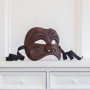 Maschera Arlecchino color cuoio. Maschera carta pesta veneziana. commedia dell’arte. Maschera teatro Venezia. Fatto a mano. carnevale.