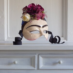 Maschera Frida craquelé. Frida Khalo maschera. Maschera carta pesta veneziana. Maschera arte con fiori. Maschera messicana colorata.