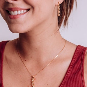 Ensemble collier et boucles d&#39;oreilles molécule d&#39;ADN en or, cadeau ADN, cadeau chimie, cadeau pour femme scientifique, cadeau biologie, femme tige
