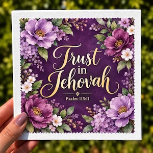 Puede incluir: Un lienzo cuadrado con un fondo de color púrpura intenso y un borde de flores púrpuras y blancas estilo acuarela con hojas verdes. El texto dorado dice Trust in Jehovah y Psalm 115:11 en el centro con un pequeño icono floral decorativo.