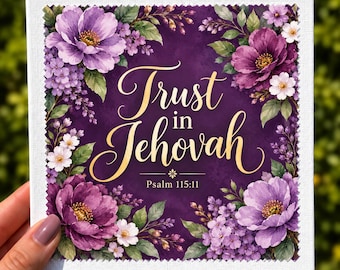 Puede incluir: Un lienzo cuadrado con un fondo morado intenso y texto dorado en cursiva que dice Trust in Jehovah y Psalm 115:11. El diseño está enmarcado por ilustraciones estilo acuarela de flores moradas y blancas y hojas verdes.
