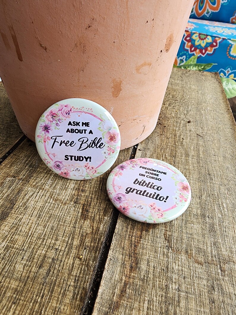 May include: Two round buttons with floral designs. The first button says "Ask me about a Free Bible Study!" The second button says "Preg&uacute;ntame sobre un curso b&iacute;blico gratuito!"