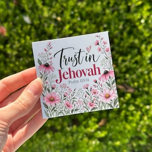 Puede incluir: Una tarjeta cuadrada blanca con una ilustración en acuarela de flores rosas y follaje verde. El texto dice Trust in Jehovah Psalm 115:11 en letras negras y rojas, con un pequeño corazón rojo sobre la palabra Trust.