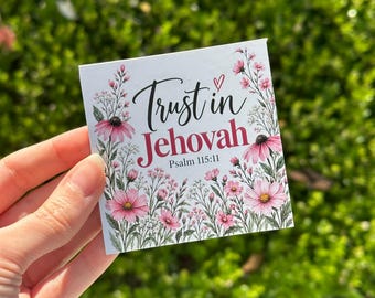 Puede incluir: Una tarjeta cuadrada blanca con una ilustración en acuarela de flores rosas y follaje verde. El texto dice Trust in Jehovah Psalm 115:11 en letras negras y rojas, con un pequeño corazón rojo sobre la palabra Trust.