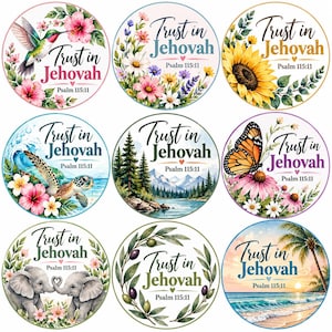 Puede incluir: Un conjunto de nueve pegatinas circulares con diversas ilustraciones de naturaleza, incluyendo un colibrí, flores, una tortuga marina, un paisaje montañoso, una mariposa, elefantes, ramas de olivo y una escena de playa, con el texto Trust in Jehovah Psalm 115:11.