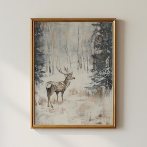 Può includere: Dipinto incorniciato di un cervo in una foresta innevata. L'opera presenta un maestoso cervo con grandi corna in un paesaggio invernale. La tavolozza dei colori comprende toni tenui di bianco, grigio e marrone, con una cornice dorata.