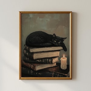 Puede incluir: Una obra de arte enmarcada representa un gato negro descansando sobre una pila de libros antiguos. Una vela encendida está cerca, emitiendo un brillo cálido. La obra está en un marco dorado, con un fondo apagado.