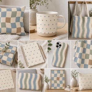 Puede incluir: Una colección de accesorios para el hogar y la oficina con una paleta de colores coordinada en azul, verde salvia y beige. Los artículos incluyen un cojín a cuadros, una taza de lunares, un bolso de ondas, un regalo, cuaderno y funda.