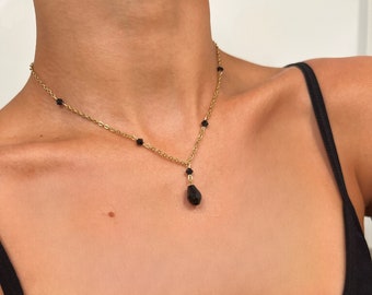 Collection Patane : collier goutte de perles de verre en cristal noir sur chaîne délicate en argent, or ou noir