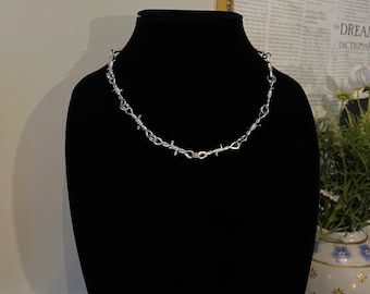 Collier ras de cou en fil de fer barbelé II Bijoux gothiques alternatifs