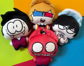 Peut inclure: Quatre jouets en peluche aux designs stylisés. L'un a des cheveux noirs et un gilet violet, un autre des cheveux blonds et des lunettes 3D, un troisième des cheveux noirs et une casquette bleu clair, et le dernier est une créature rouge.