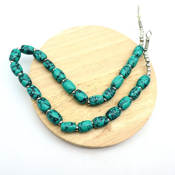 Collier ethnique perles turquoises allongées