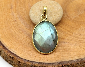 Petit pendentif labradorite facettée en laiton doré