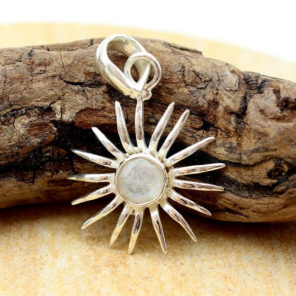 Sun pendant in silver and moonstone