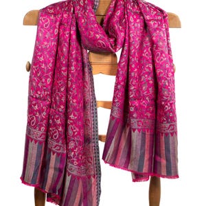 Bufanda boho rosa fucsia con estampados florales