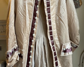 Abrigo antiguo de seda de duquesa francesa