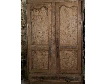 Armario francés de nogal del siglo XVIII