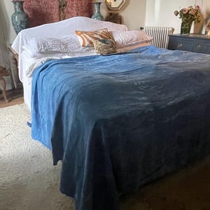 フランスのアンティークのプロヴァンスリネンのインディゴベッドカバー。