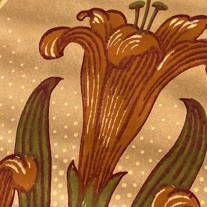 Puede incluir: Primer plano de un dise&ntilde;o de papel tapiz vintage con un lirio naranja estilizado con hojas verdes sobre un fondo beige con puntos blancos.