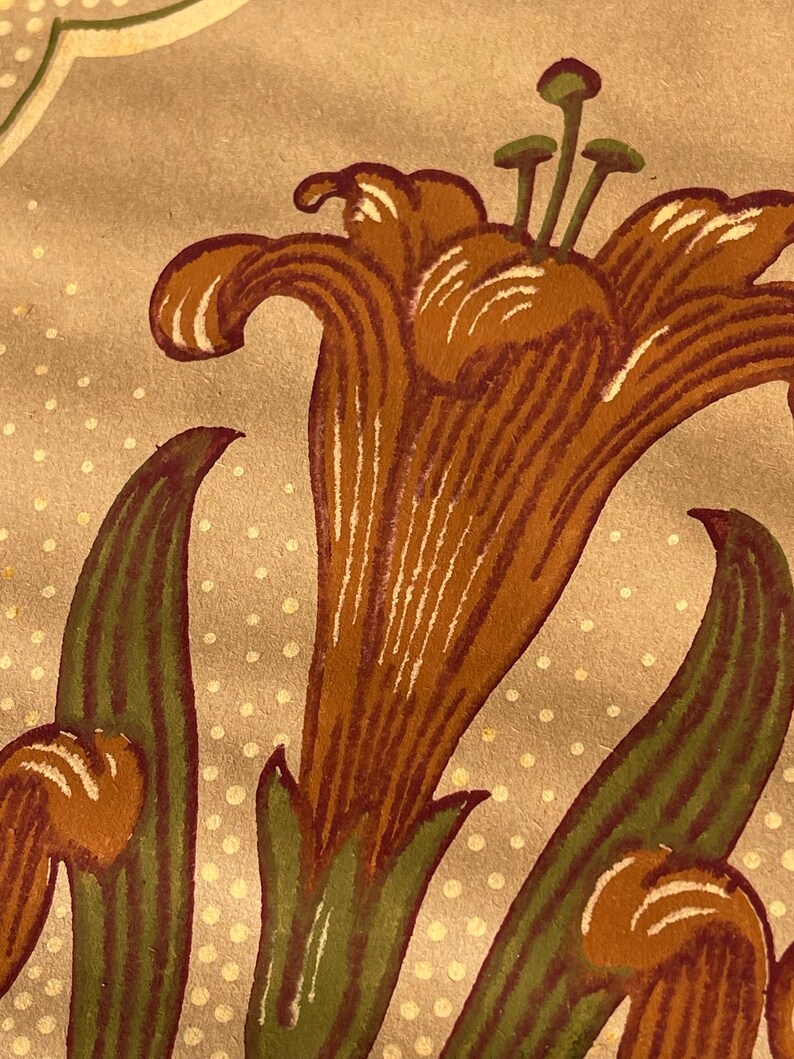 Puede incluir: Primer plano de un dise&ntilde;o de papel tapiz vintage con un lirio naranja estilizado con hojas verdes sobre un fondo beige con puntos blancos.