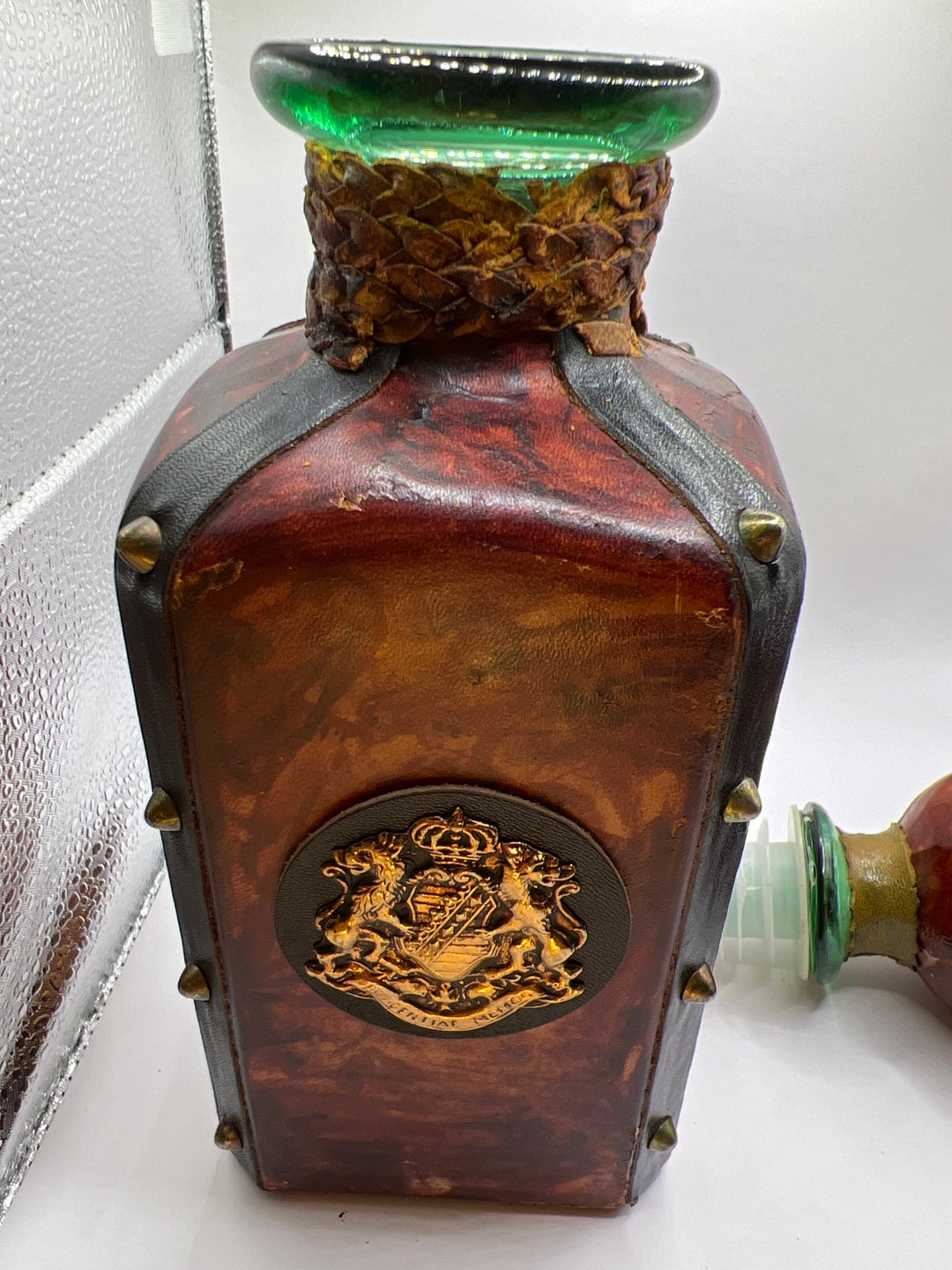 PROVIDENTAI MEMOR Vintage Green Wine Decanter Wrapped in Leather. Not