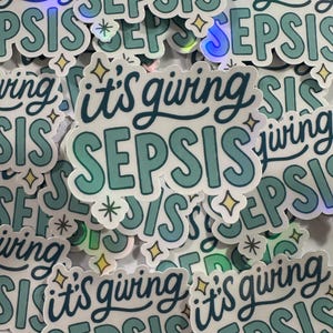 Puede incluir: Un conjunto de pegatinas con la frase "it's giving SEPSIS" en verde azulado y blanco, con un efecto hologr&aacute;fico. Las pegatinas tienen un borde blanco y detalles de estrellas, creando un dise&ntilde;o divertido y llamativo.