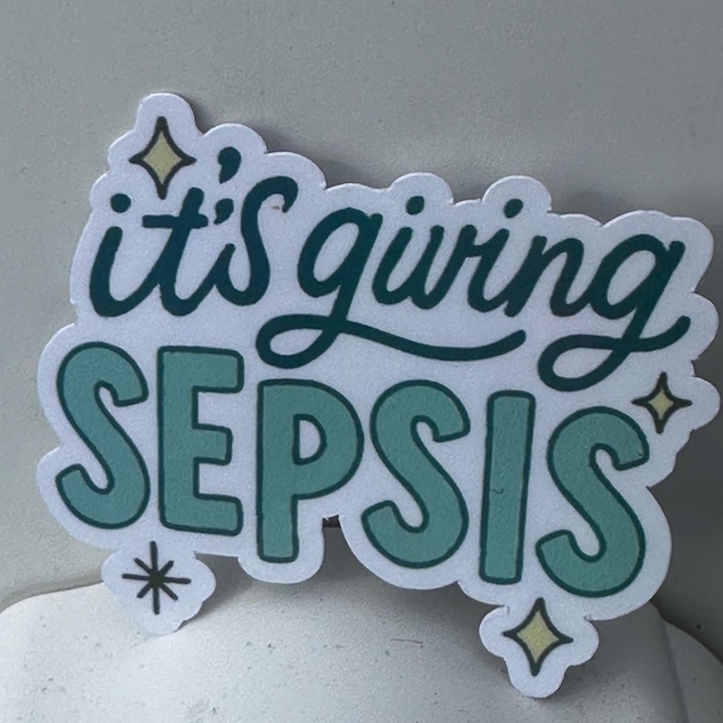 Puede incluir: Una pegatina blanca con el texto "it's giving SEPSIS" en letras turquesas y negras. La pegatina tiene un borde decorativo y detalles de estrellas. La pegatina est&aacute; dise&ntilde;ada con una fuente manuscrita l&uacute;dica.