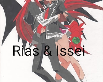 Puede incluir: Una ilustración dibujada a mano de dos personajes de anime, Rias e Issei, abrazándose. Rias tiene el pelo largo y rojo y lleva un atuendo rojo y negro. Issei tiene el pelo castaño y lleva un atuendo negro y blanco. El texto "Rias & Issei" está escrito en negro debajo de los personajes.