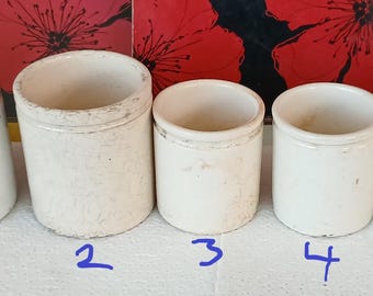 Saleros y tarros de mermelada de loza color crema de la época eduardiana.
