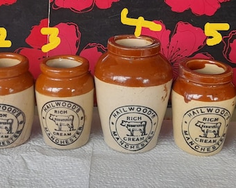 Ollas de barro eduardiano mixtas de color crema con ilustraciones y escrituras.