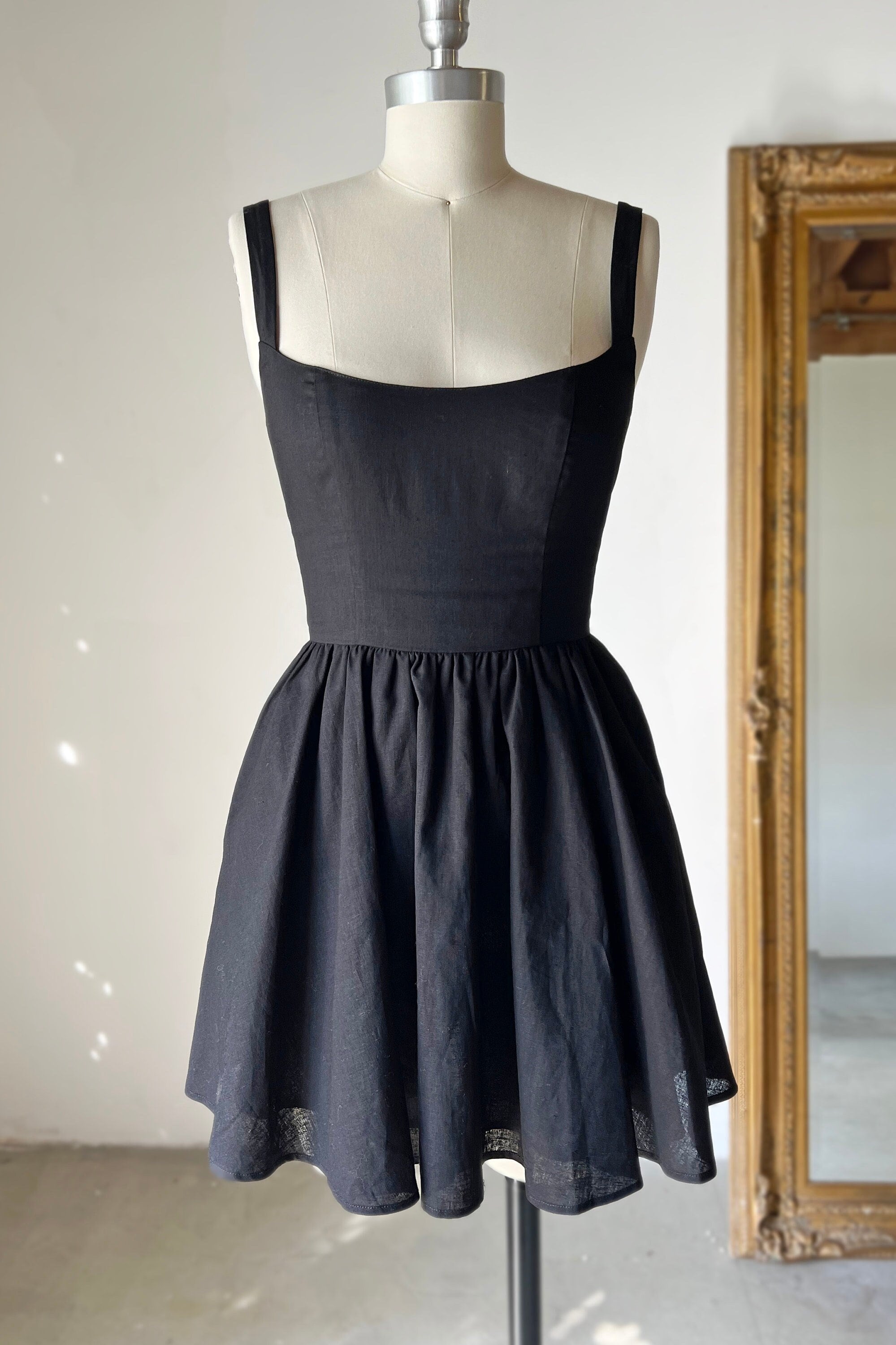 【新品】アトリエまりこ　シックな黒色のチュニック 新品】アトリエまりこ シックな黒色のチュニック