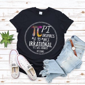Può includere: Maglietta nera con una grafica circolare colorata che presenta il simbolo matematico di pi e il testo "Pi mi ispira a prendere decisioni irrazionali ma ben arrotondate".