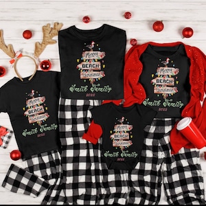 Könnte beinhalten: Ein passendes Weihnachtspyjama-Set für die ganze Familie mit schwarz-weiß karierten Hosen und schwarzen Shirts mit einem Weihnachtsbaum mit dem Text "Merry Beach Christmas Smith Family 2022".