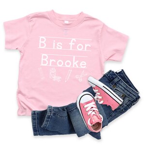 Camisa del primer día de preescolar, camisa de nombre de niño, camisa escolar personalizada, camisa de niños personalizada, camisa de alfabeto personalizada, camisa de nombre de alfabeto
