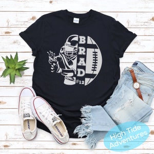 Personalizowana koszulka dla mamy futbolisty, spersonalizowana koszulka dla mamy futbolisty z okazji dnia gry, imię i numer dziecka oraz koszulka z sezonu meczowego, koszulka sportowa dla mamy z okazji dnia gry