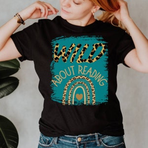 Camisa Wild About Reading, camisa Bookaholic, camisa de leitura de mais um capítulo, leitor ávido, amante de livros, camisas de bibliotecário, presente de camisa de livro de professor
