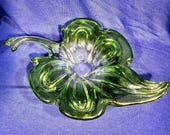 Vintage Green Leaf Art Glass Center Piece -Stunning Eyecatcher