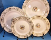 Set of 4 Wedgwood Agincourt Green Bone China Plates with Floral Designs & Platinum Trim
