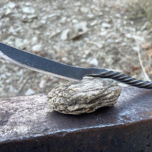 Handgeschmiedetes Ausbein-Messer mit gedrehtem Griff