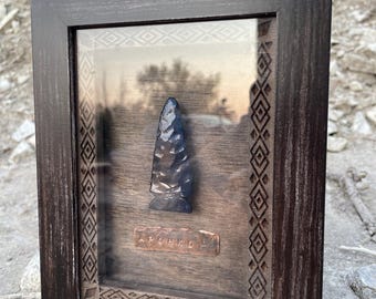 Handgesmede Choctaw-pijlpunten in vitrine | Erfgoedcollectie / Indiaanse kunst | Stalen artefact in vitrine