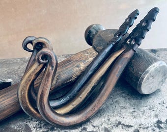 Ganchos de herrero forjados a mano: decoración rústica de granja