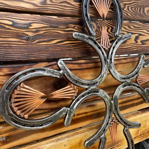 Très grande croix en fer à cheval : décoration murale country western