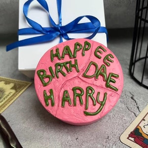 Modèle de décoration de gâteau d'anniversaire de Harry et porte-clés - Réplique de gâteau emblématique, objet de collection fait main, cadeau de fan, porte-clés geek