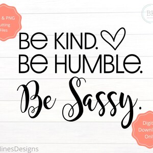 Könnte beinhalten: Schwarz-weißes Typografie-Design mit dem Text "Be Kind. Be Humble. Be Sassy."
